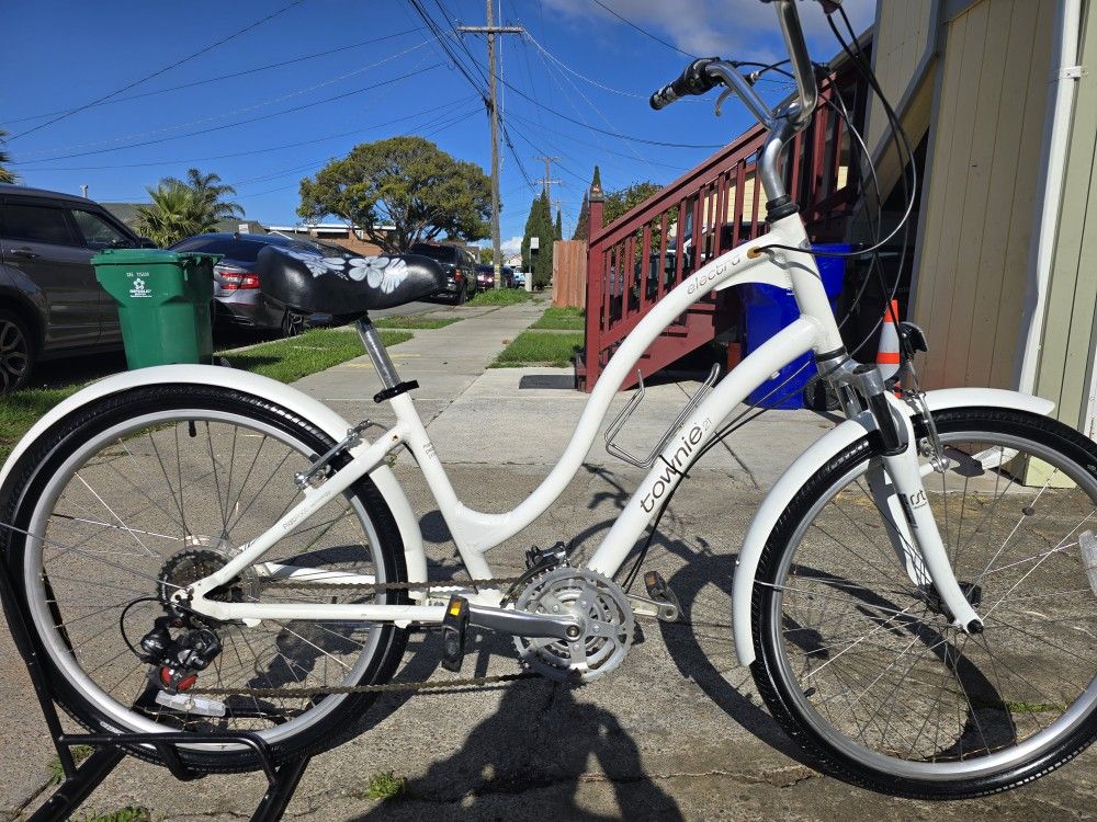 Electra Townie Beach Cruiser Medium Size
Excellent Condition Ready to Ride