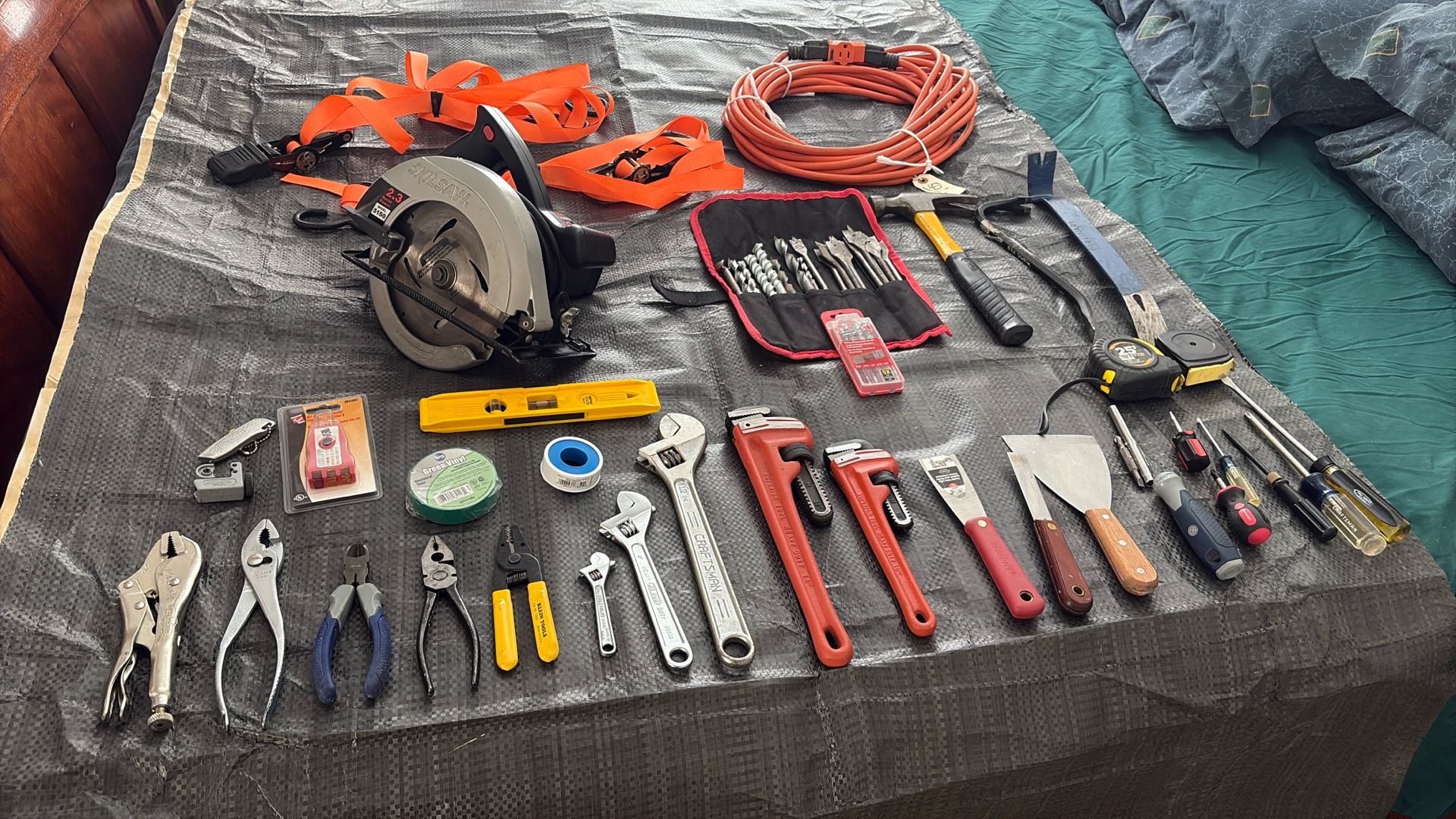 Lot: Skilsaw and Tools