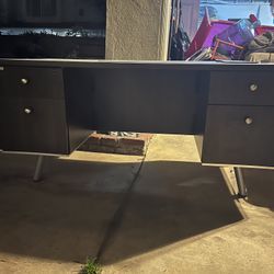 Free desk. In Perfect Operating Action