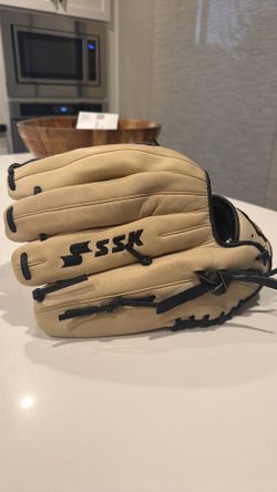 Men's SSK baseball glove.