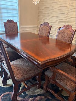 Dining table for 6 persons, with option for 8 by including extension leaf