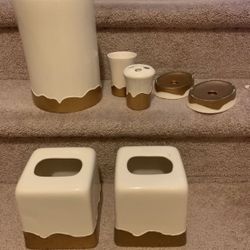 7 Pc Bathroom Set- Very Good Condition 