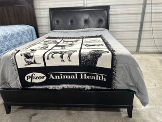 SUPER BEQUTIFUL QUEEN SIZE BED SOLID WOOD WITH MATRESS INCLUDED