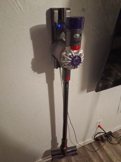 Dyson v8 with wall mount and charger
