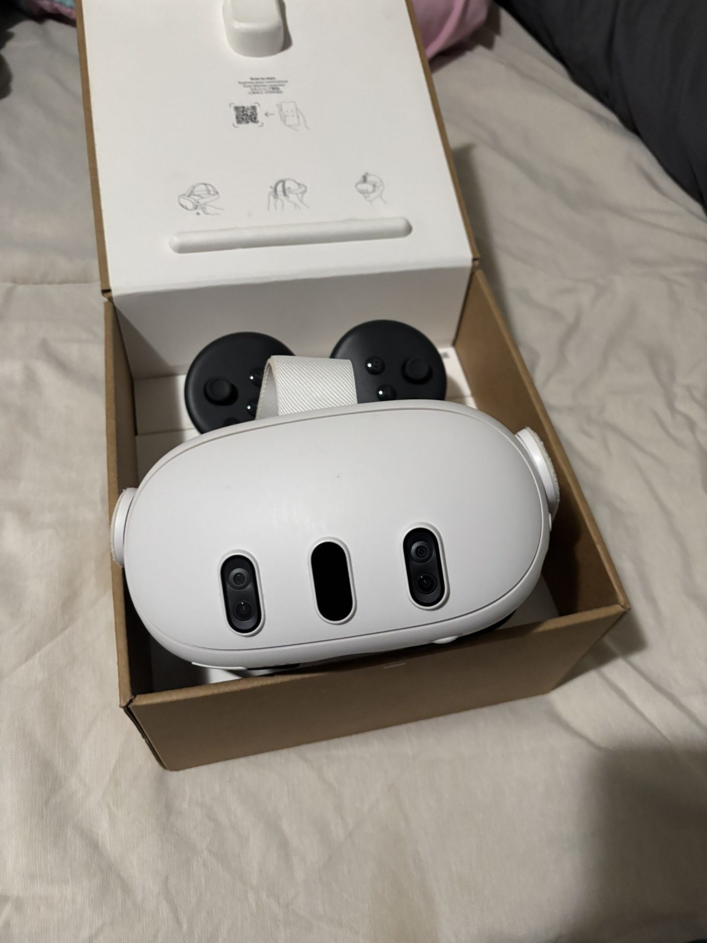 Adult-owned Meta Quest 3 (128GB) in great condition. Fully functional, factory reset, and ready to use. Includes: • Meta Quest 3 headset • Both ori