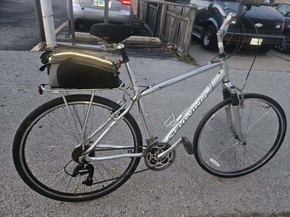 Schwinn Voyageur 19 inch frame .700 c tires