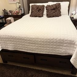 Wood : Queen Bed , Night Stand, And 5 Drawer Chest 