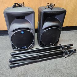 Mackie SRM(contact info removed)W 2-Way 12-inch Powered Portable Loudspeakers (PAIR) with tripod stands