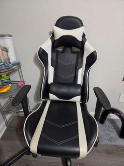 Black and White Racing Style Gaming Chair