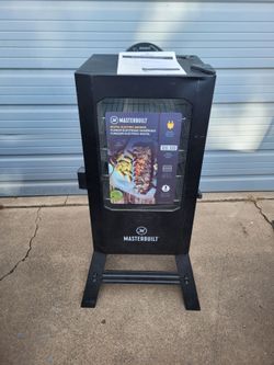 Masterbuilt 30" Digital Electric Smoker (Retails $320) Small Ding On Top of Door