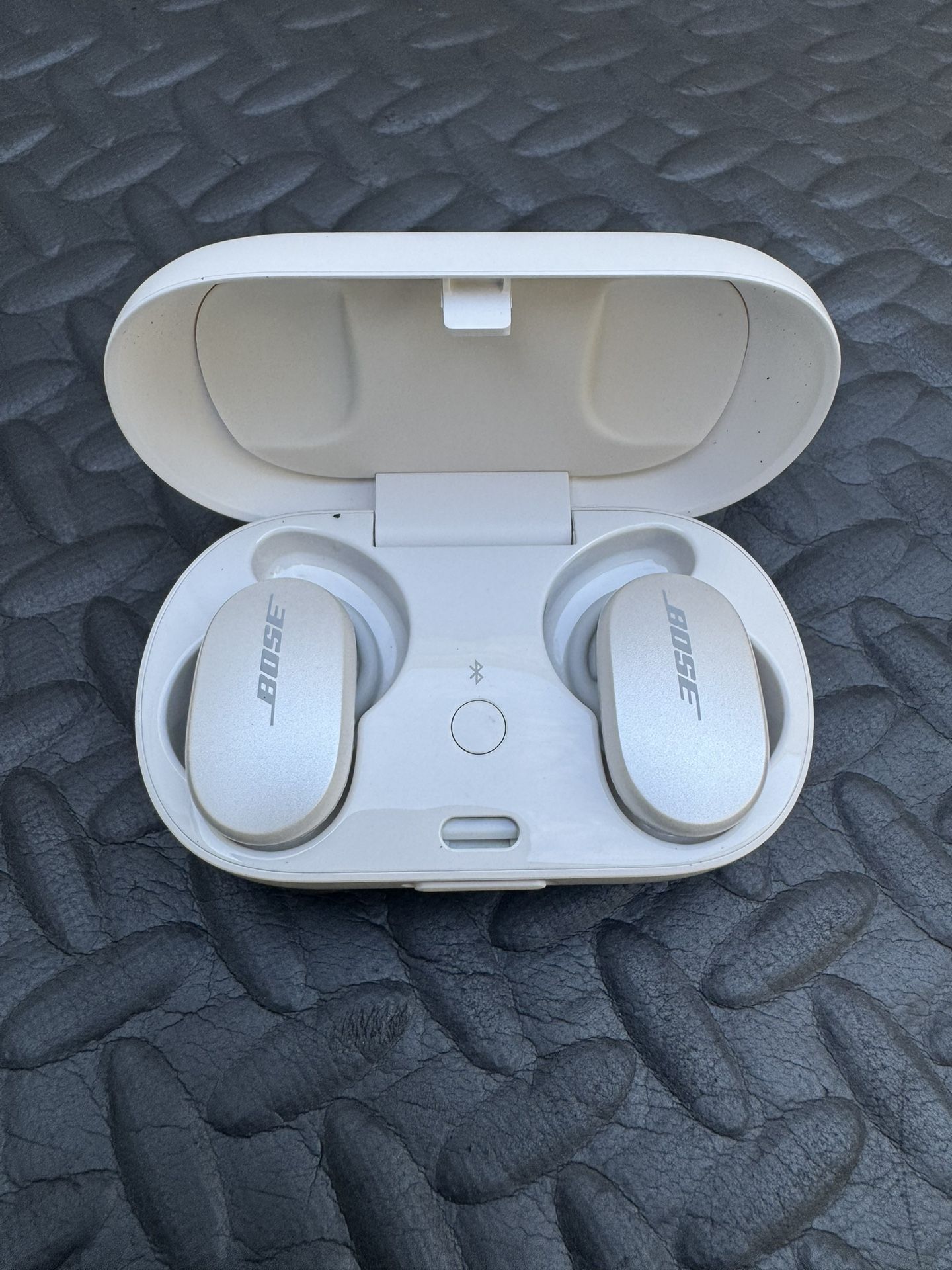 Bose Wireless Earbuds In Nice Condition