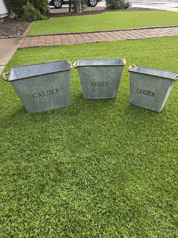 Set of 3 Metal Planter Flower Pots Rustic Chic