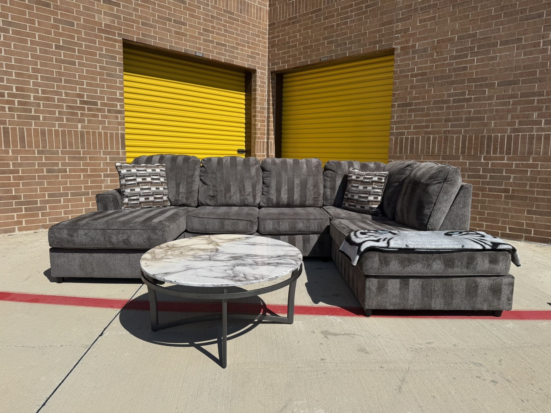 🔥 Beautiful Charcoal Gray Sectional Couch – Like New! 🔥