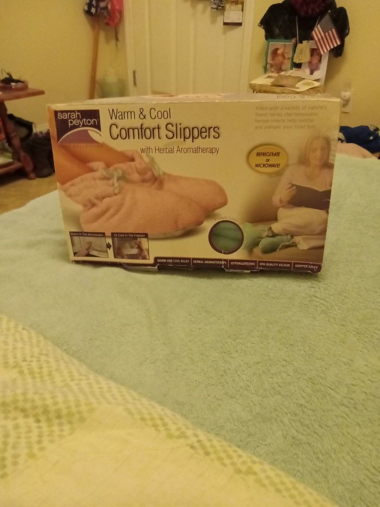 SARAH PEYTON HOME COLLECTION, WARM & COOL COMFORT SLIPPERS, MINT AND 8 TO 8 1/2 