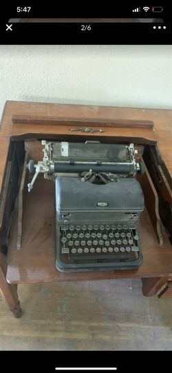 ROYAL TYPEWRITER- GREAT SHAPE