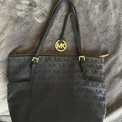 Michael Kors Purse!!