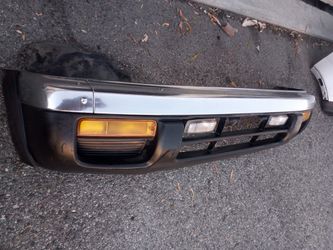 96-99 Nissan Pathfinder Complete Front Bumper With All The Accessories Oem.
