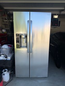 LG 26 Cu. Ft. Side-by-Side Refrigerator/Freezer – Stainless Steel – Ice & Water