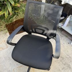 Ergonomic Office Chair – Mesh Back, Like New Condition