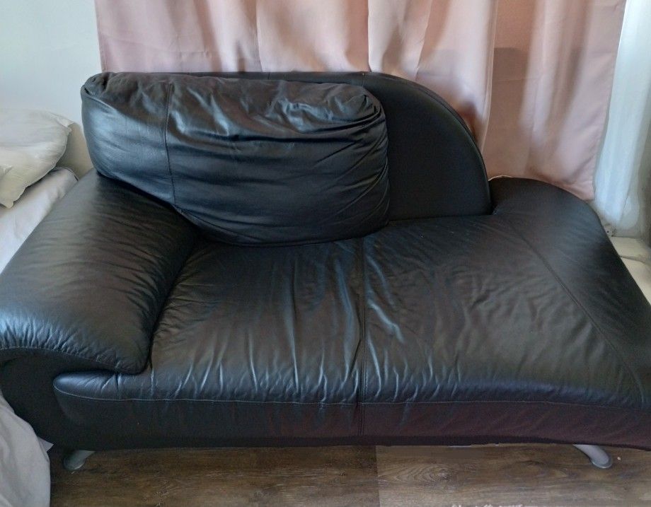 Elegant Black Sofa MUST GOOO NOW!!! Only $80 HURRY!!!