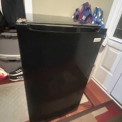 Magic Chef larger mini fridge with freezer cools & freezes as should no shelf hence price