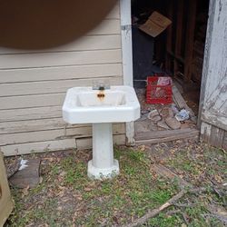 White Short Pedestal Bathroom Sink