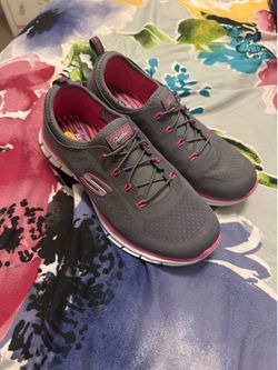 Women’s sketcher tennis shoes