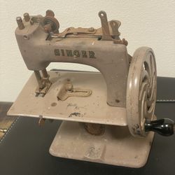 Miniature Sewing Machine - Vintage Singer Sewhandy 20 Child's Miniature Metal Toy Sewing Machine 