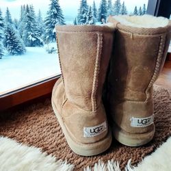 Size 6 woman's Ugg Boots