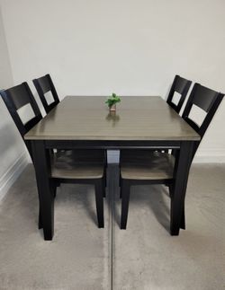 Table & 4 Chairs (Excellent Condition)