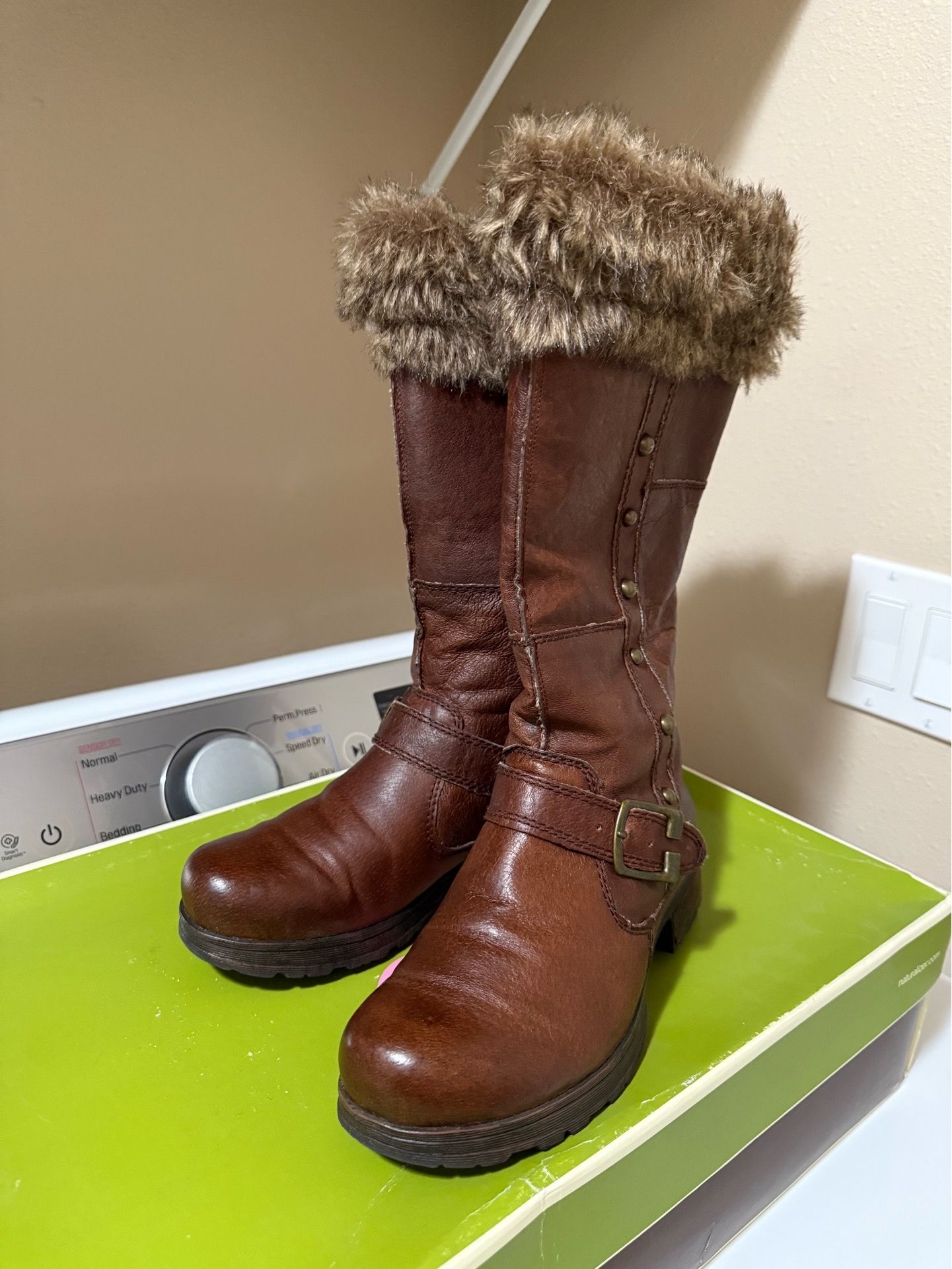 Naturalizer brown leather boots size 6 in excellent condition