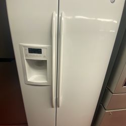 White GE Side By Side Fridge/ Nevera Blanca GE