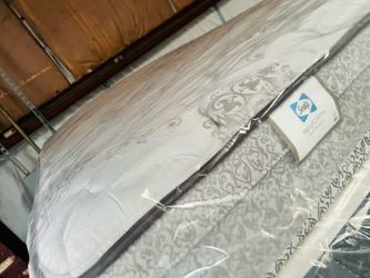 Queen Sealy mattress set