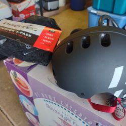 Skateboard Helmet Size S/M and Knee, Elbow, wrist Pads size youth Small.