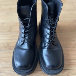 Women's boots. Size: 39 fits 7.5.