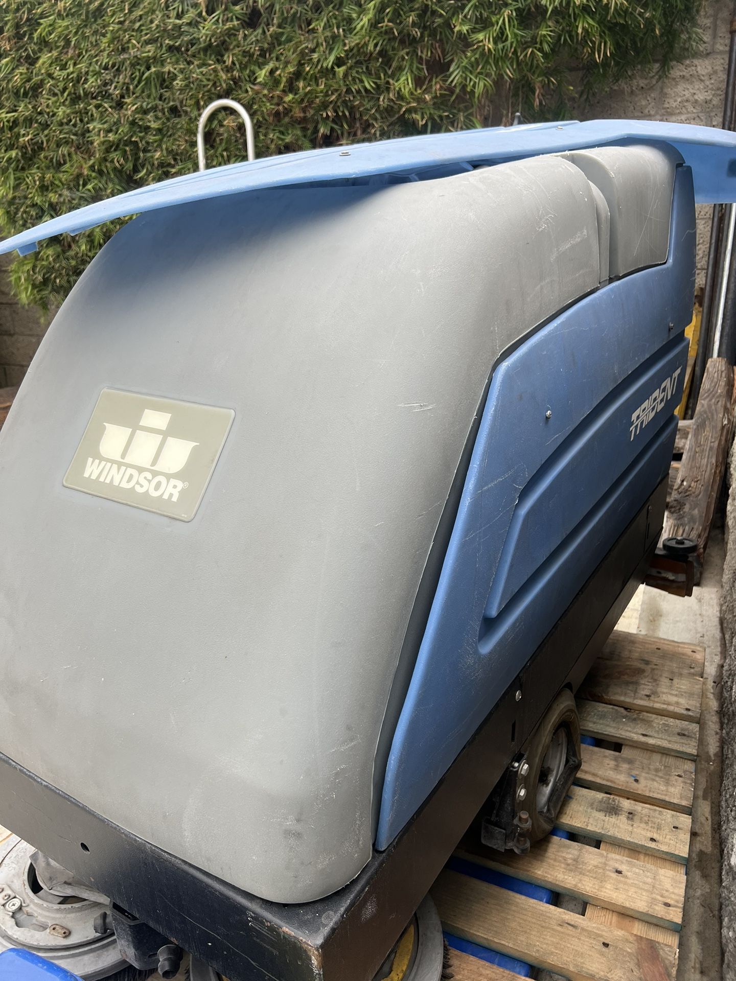 Windsor Floor Scrubber Machine