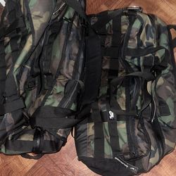 2 NIKE SB RPM CAMO SKATE DUFFLE BAG SHOE CARRY VENTILATED DUFFLE BAG RETAIL $150 CZ1863-010