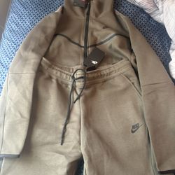 Nike Tech Sets (Black & Green) – Size L – NEW 🔥