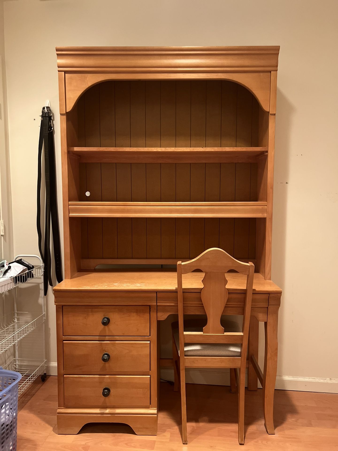 Stanley Hutch And Desk With Chair 