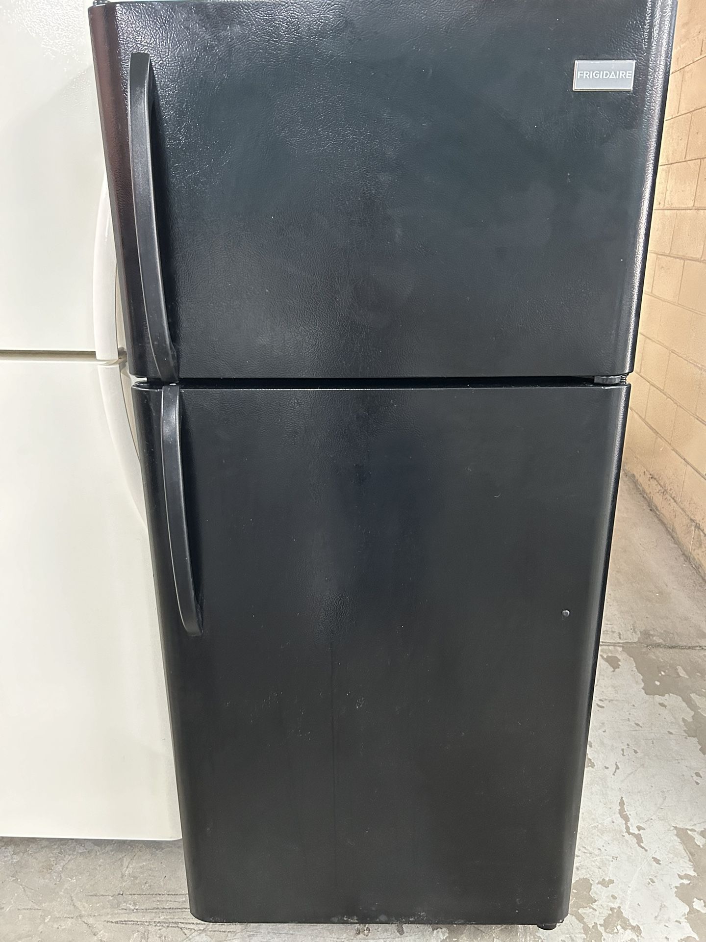Black 18 Cubic Foot Refrigerator