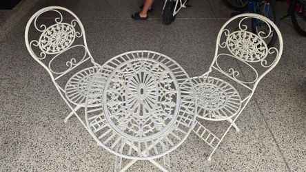 Cafe table and 2 chairs