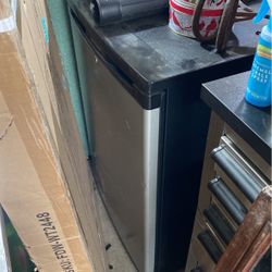 Small room refrigerator