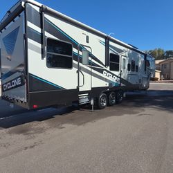 2021 Heartland Cyclone 4007 OFF GRID