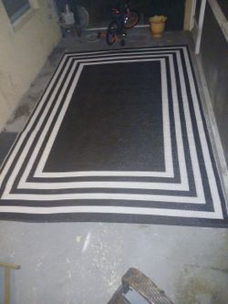 7×10 Outdoor Flat Brand New Ij Roll Unused Unopened Rug, Rolled Up Ready To Go Identical To One Photographed  Blk With White Stripes Flat