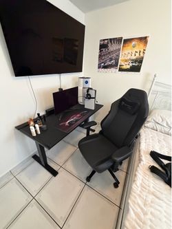 Secretlab Magnus Desk + Secretlab Chair – Excellent Condition