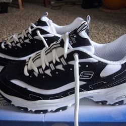 SKECHERS NEW IN BOX SIZE 8.5 BLACK AND WHITE