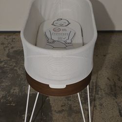 Snoo smart sleeper bassinet