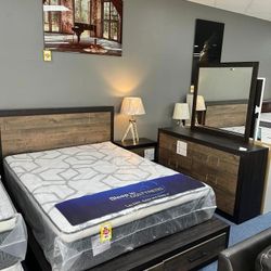 3pc Wood bedroom set with drawers!