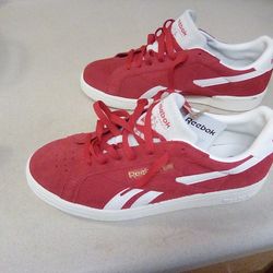 NEW REEBOK SNEAKERS SIZE 10.