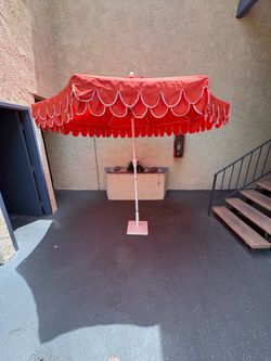 JONATHAN Y Tracy 9 ft. Scalloped Fringe Market Patio Umbrella with weighted base